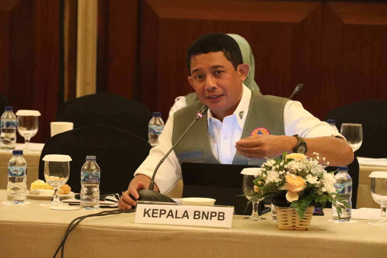 Kepala BNPB Letjen TNI Suharyanto saat berdiskusi dalam Focus Group Discussion Penguatan Kesiapsiagaan dan Penanggulangan Bencana, dengan Komisi VIII DPR RI di Jakarta pada Rabu (15/2).